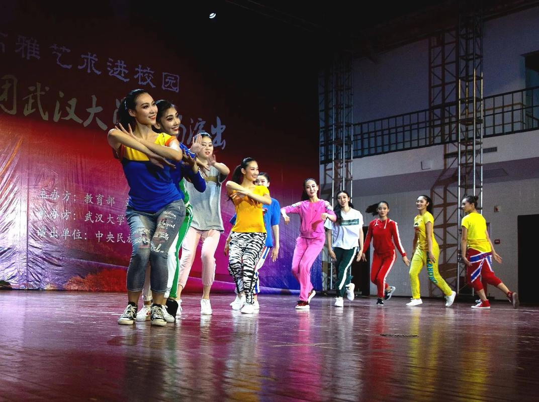 舞動(dòng)青春，傳承文化——中央民族歌舞團(tuán)《青春萬(wàn)歲》走進(jìn)校園